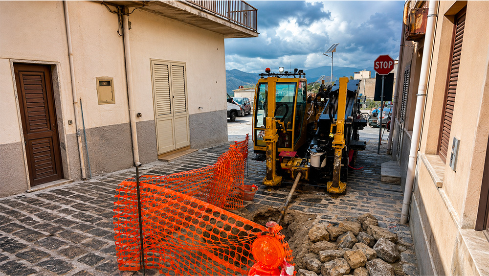 Posa di cavidotti elettrici senza scavo: vantaggi della perforazione teleguidata