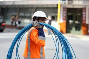 Lavori di posa della fibra ottica con minitrincea in un centro urbano