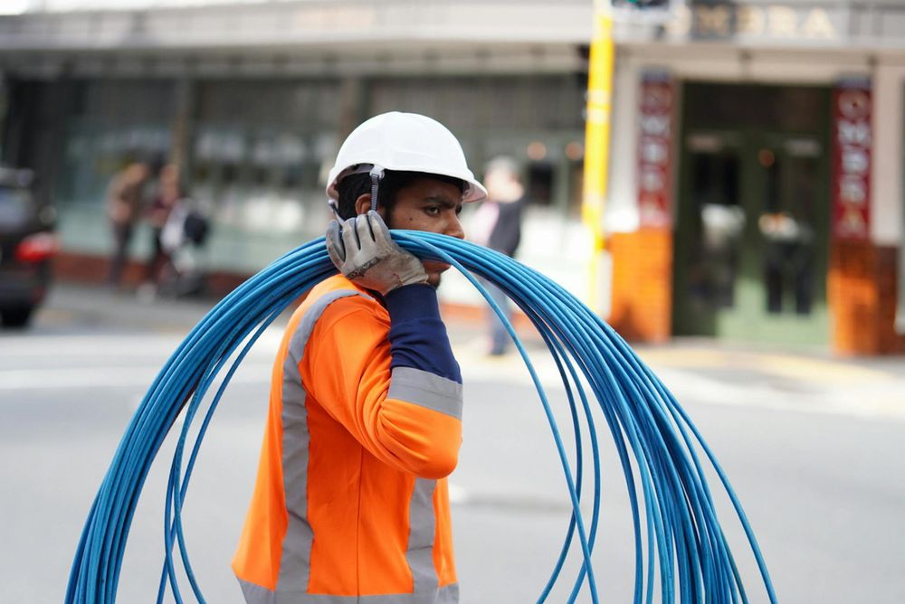 Lavori di posa della fibra ottica con minitrincea in un centro urbano